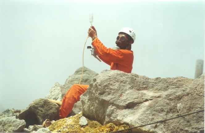 2000-jc_komorowski-_prelevement_de_gaz_au_somemt_de_la_soufriere_de_guadeloupe_par_gilbert_hammouya-