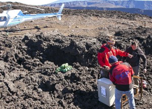 Installation de quatorze sismomètres sur le Piton de la Fournaise